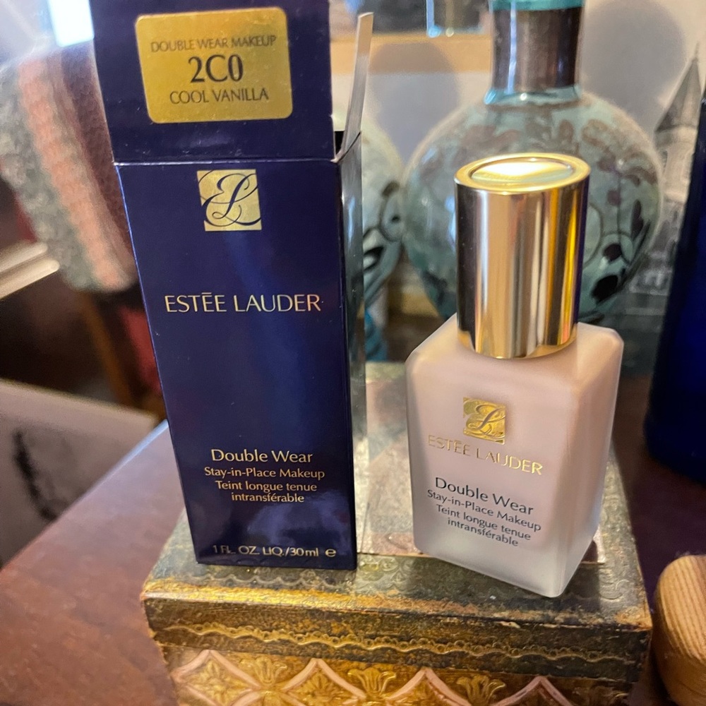 Estée Lauder Double Wear stay in place makeup in C20 cool vanilla.